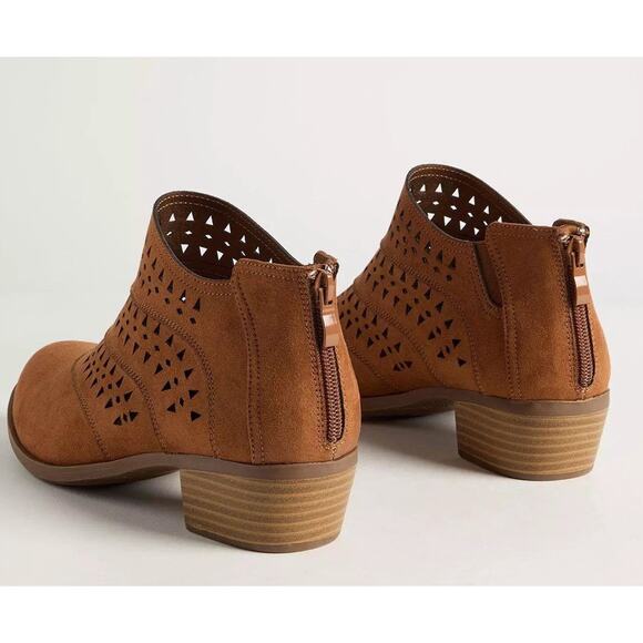 New Torrid 10.5W Dark Brown Faux Suede Perforated Ankle Booties Boots 1.5" Heel - Picture 3 of 3